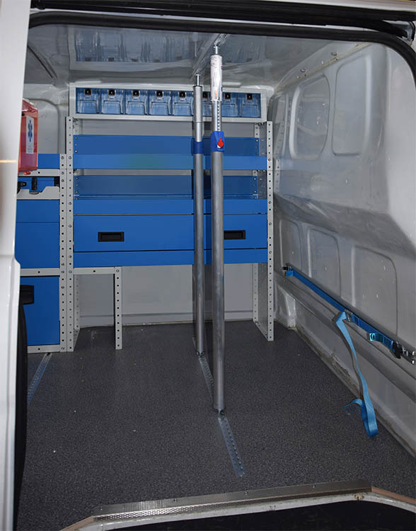 Side view of Vito equipped with Syncro Canada milled load bars