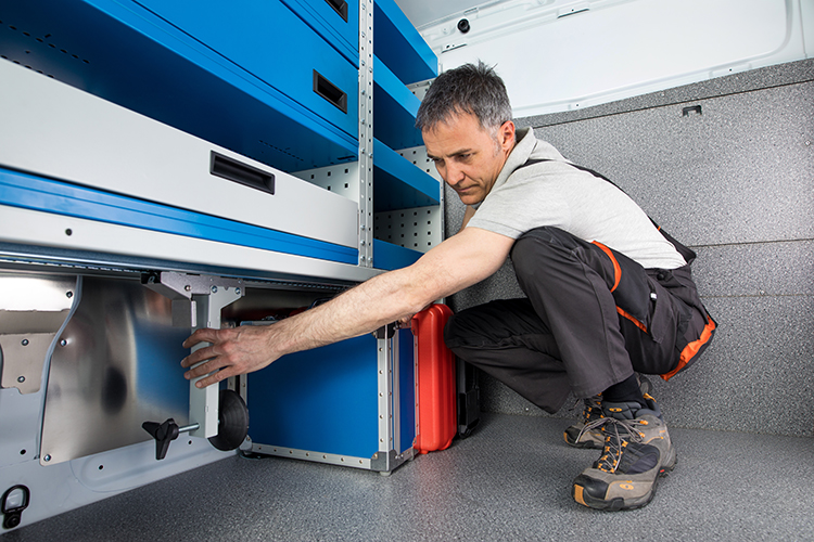 Ratchet luggage straps in use Syncro Canada